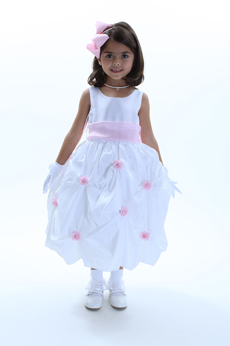 Girls dresses canada Shop for stylish girls' clothing from girls’ dresses down to their shoes. Discover new arrivals in kids’ clothing with cute clothes for little girls, juniors, tweens and more. Find the latest trends in dresses, tops, graphic tees, jeans, activewear, sweaters, swimwear, skirts, shorts, shoes and more. Sizes , XS-XL.